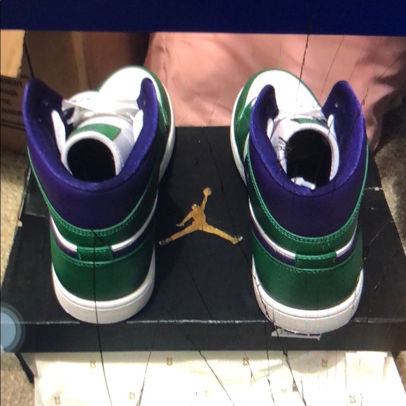 Air Jordan 1 Mid - Picture 2 of 3